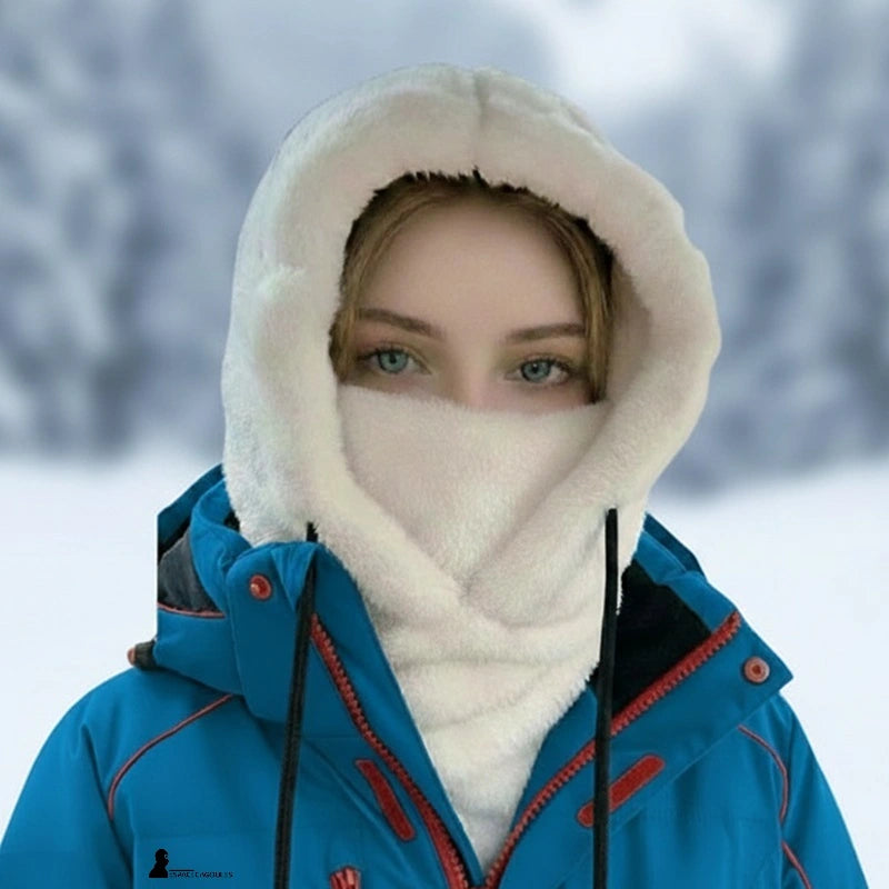 Cagoule Sherpa utilisĂ©e par une skieuse en montagne sous la neige, dĂ©monstration de confort et de chaleur â Espace Cagoules