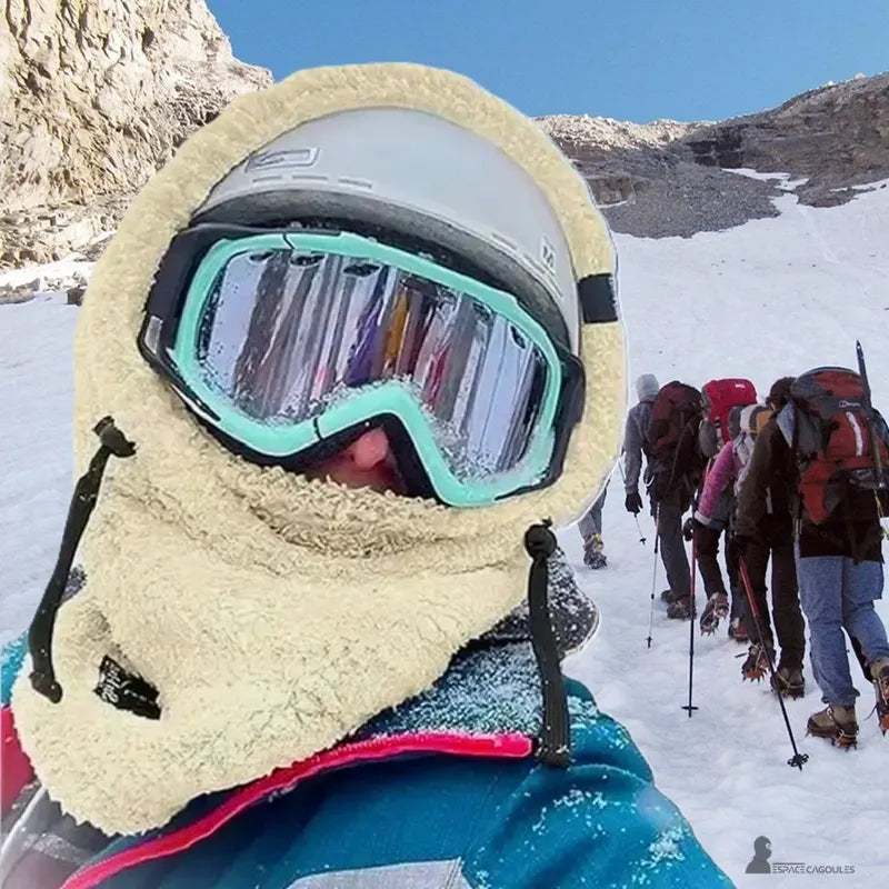 Cagoule Sherpa beige portĂ©e en montagne par un alpiniste Ă©quipĂ© dâun casque et de lunettes de ski, protection complĂšte contre le froid â Espace Cagoules