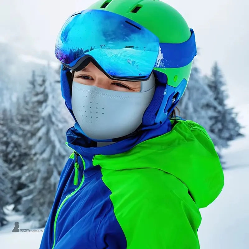 Barnskidbalaclava i grĂ„ fleece lĂ€mplig under hjĂ€lmen för skidĂ„kning, presenteras utomhus i backen â Espace Cagoules