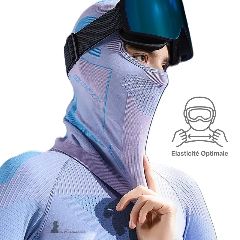 Cagoule ski femme violette et bleue portee sous casque avec demonstration elasticite optimale et ajustement parfait