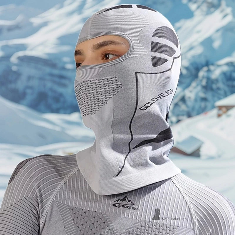 Cagoule ski femme gris clair vue de profil portée en montagne assurant protection thermique et confort