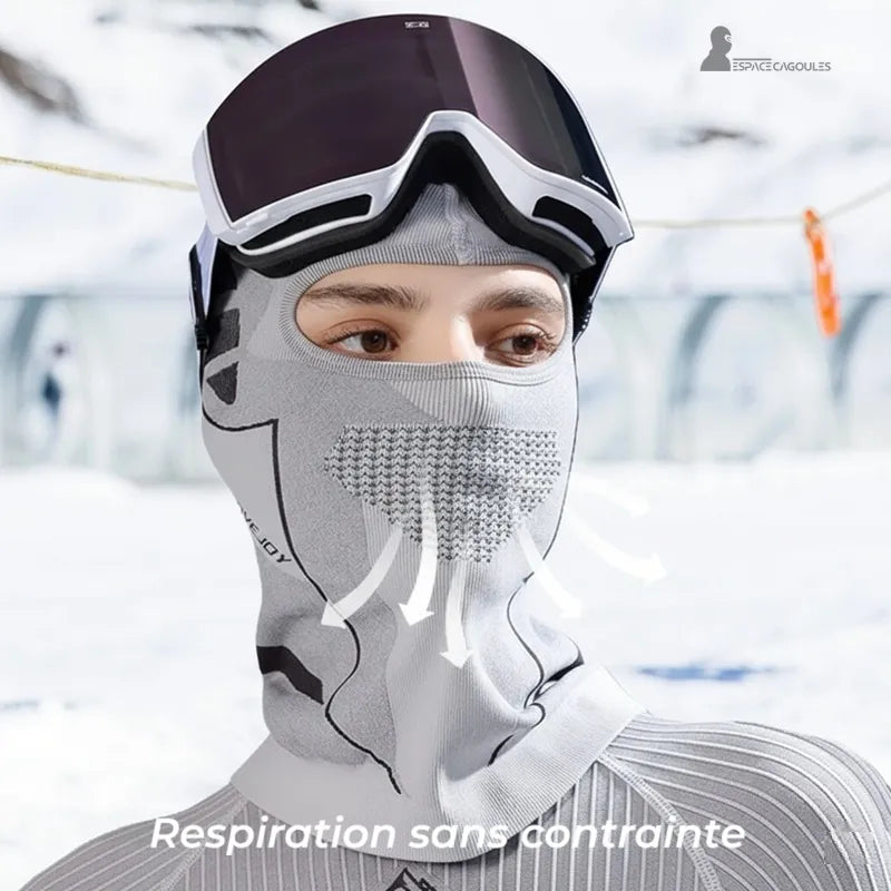 Cagoule ski femme gris clair mise en avant de la respirabilité sans contrainte idéale sous un casque de ski