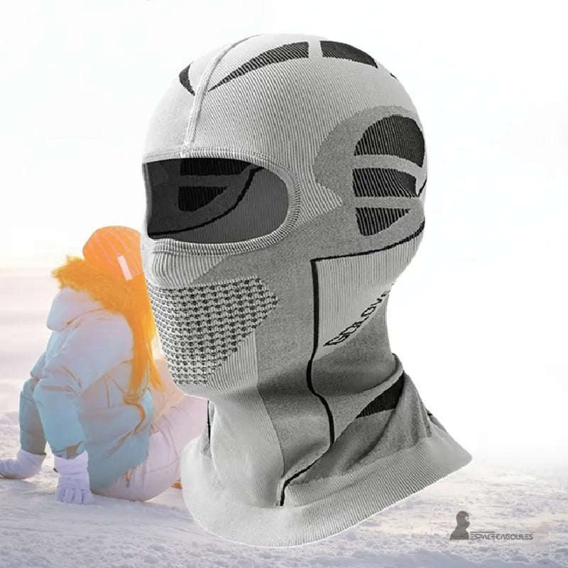 Cagoule ski femme gris clair portée en extérieur neige, design moderne avec zones respirantes et protection intégrale du visage