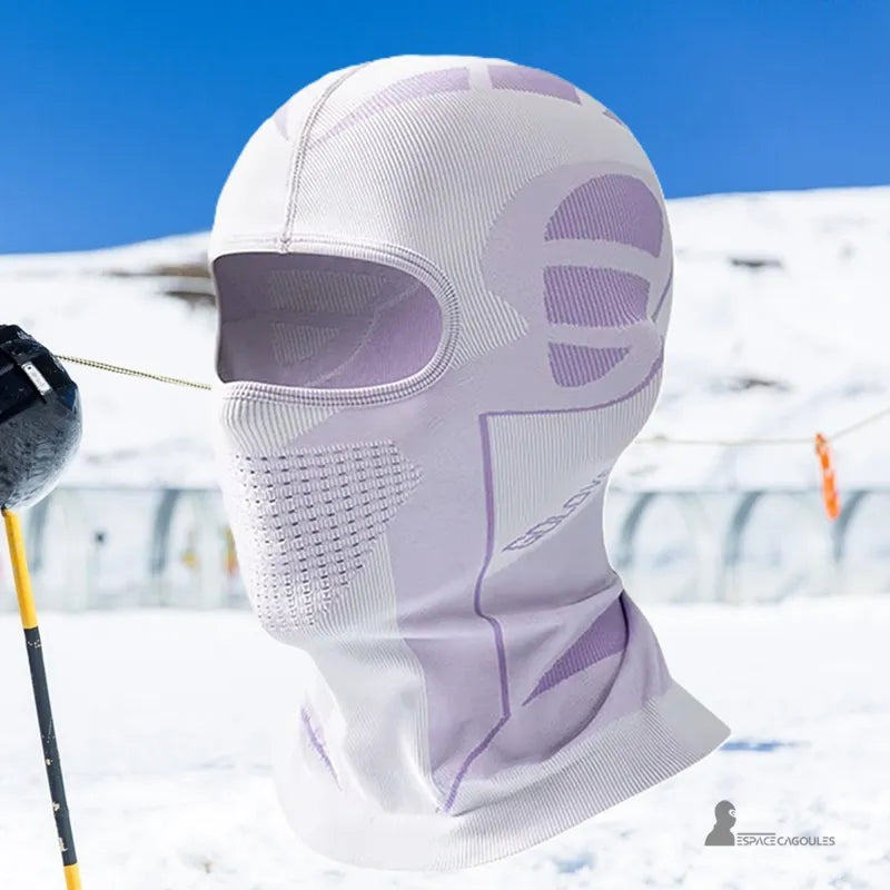 Cagoule ski femme violette technique portée en montagne sur neige pour protection et confort thermique