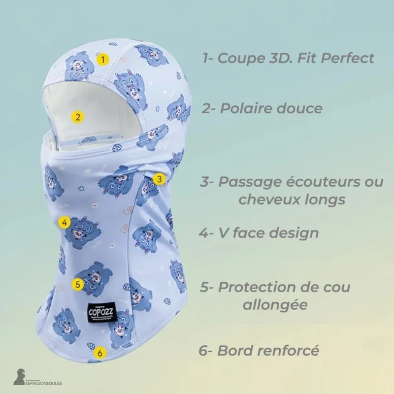 Tekniska detaljer för Winter-balaklavan för pojkar: förstärkta sömmar, sidoöppning och en figursydd V-formad design.