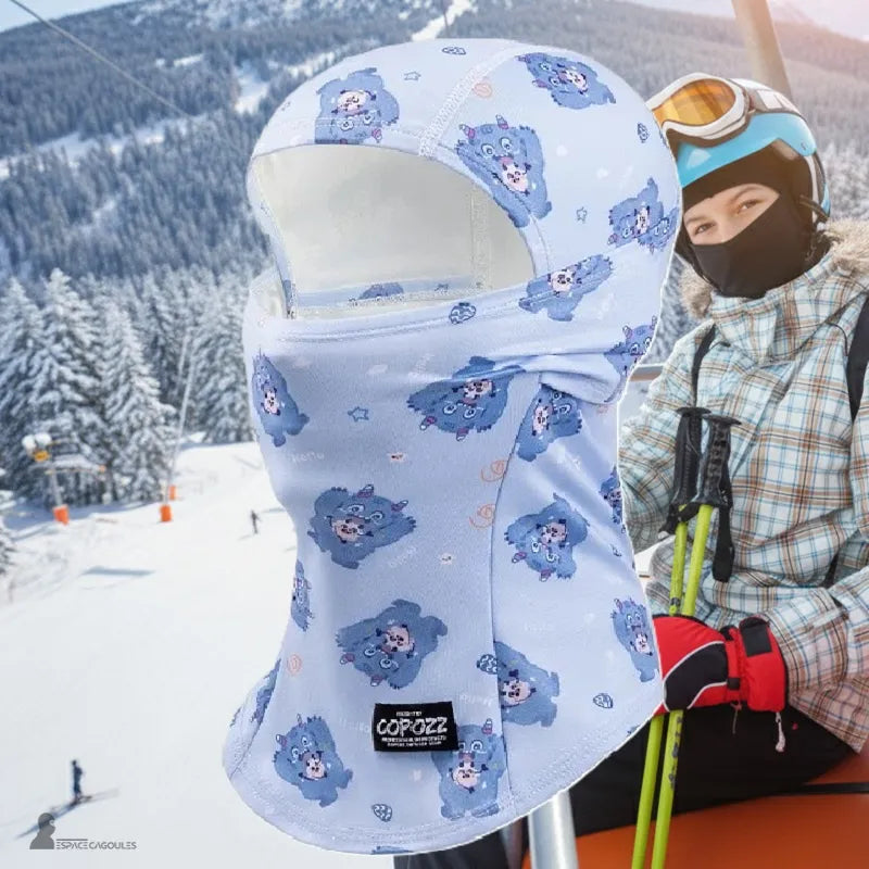 Blue Boys' skidbalaklava som bärs i skidorten, heltäckande ansikts- och nackskydd mot kyla.