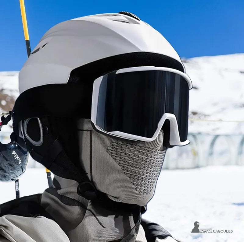 Cagoule ski homme grise portée sous casque de ski avec masque, protection intégrale au froid en montagne