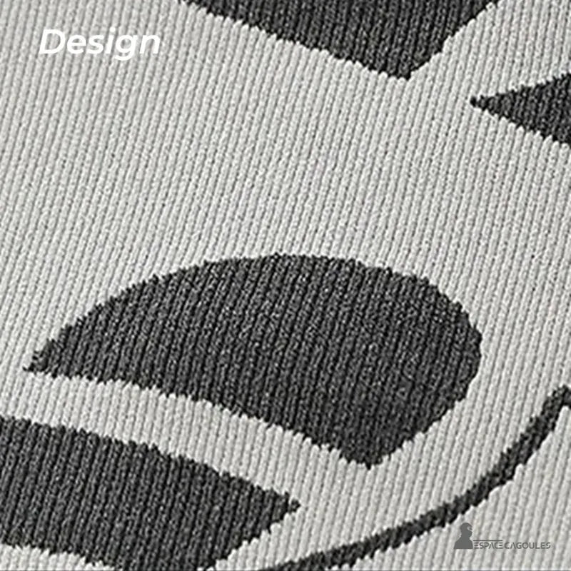 Graue Herren-Ski-Sturmhaube mit schwarzem Designdetail auf Hochleistungs-Stretch-Material