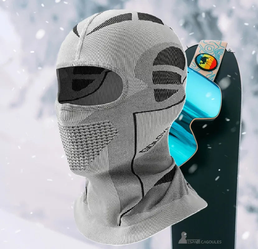 Technische graue Ski-Sturmhaube für Herren, die im Freien mit Snowboard präsentiert wird, ideal für den Wintersport