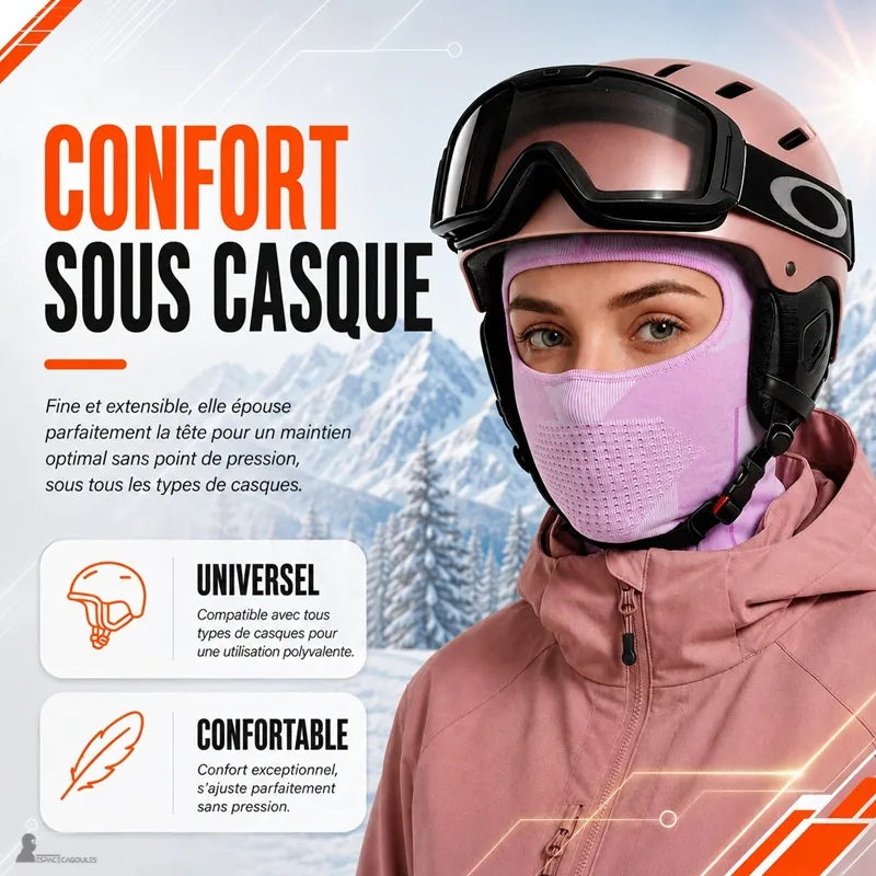 Skieuse portant la cagoule de ski rose SnowRose sous un casque et un masque, sans point de pression - Espace Cagoules
