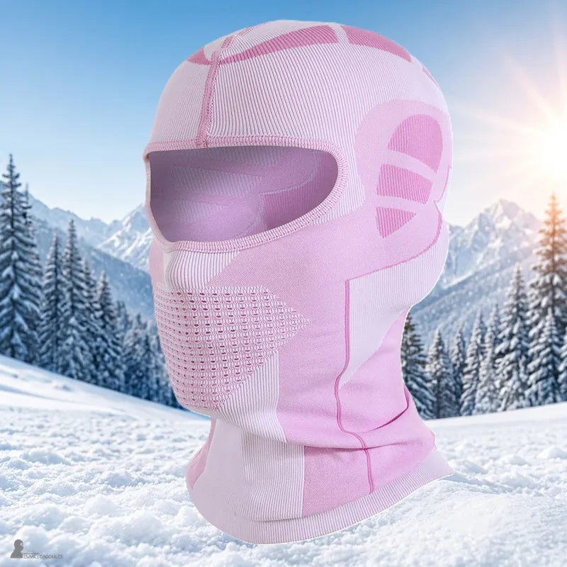 Cagoule de ski rose SnowRose vue de profil devant un paysage de montagne enneigé et ensoleillé - Espace Cagoules