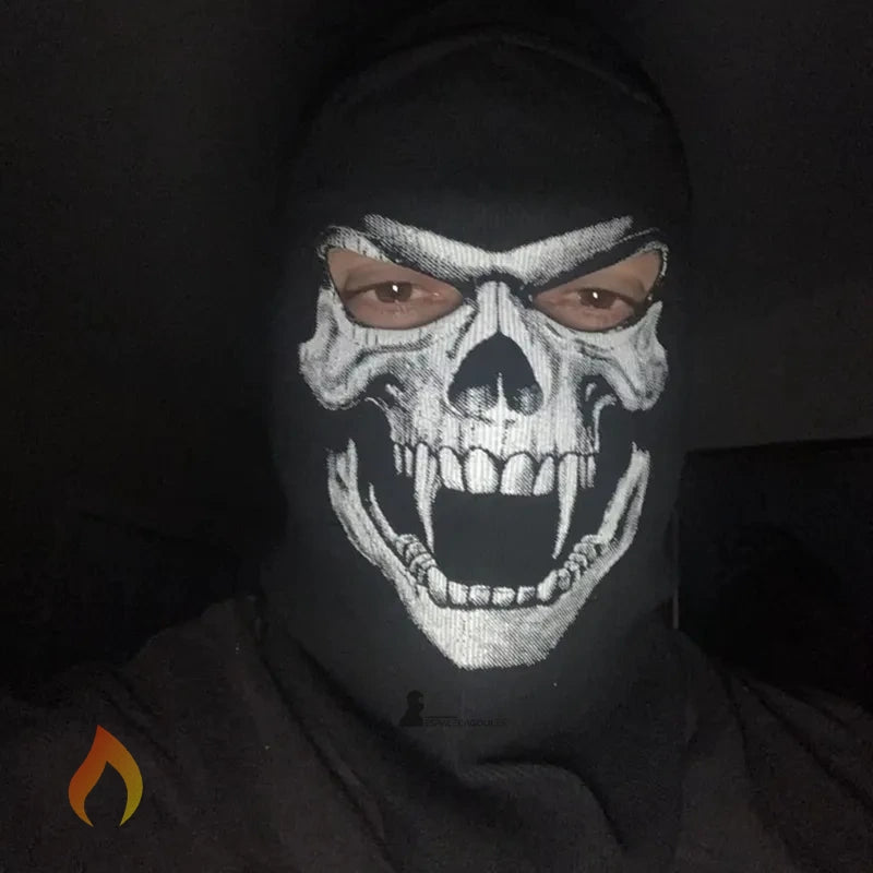 Cagoule ski tĂȘte de mort portĂ©e de nuit en gros plan avec expression crĂąne menaçante sur fond sombre, Espace Cagoules