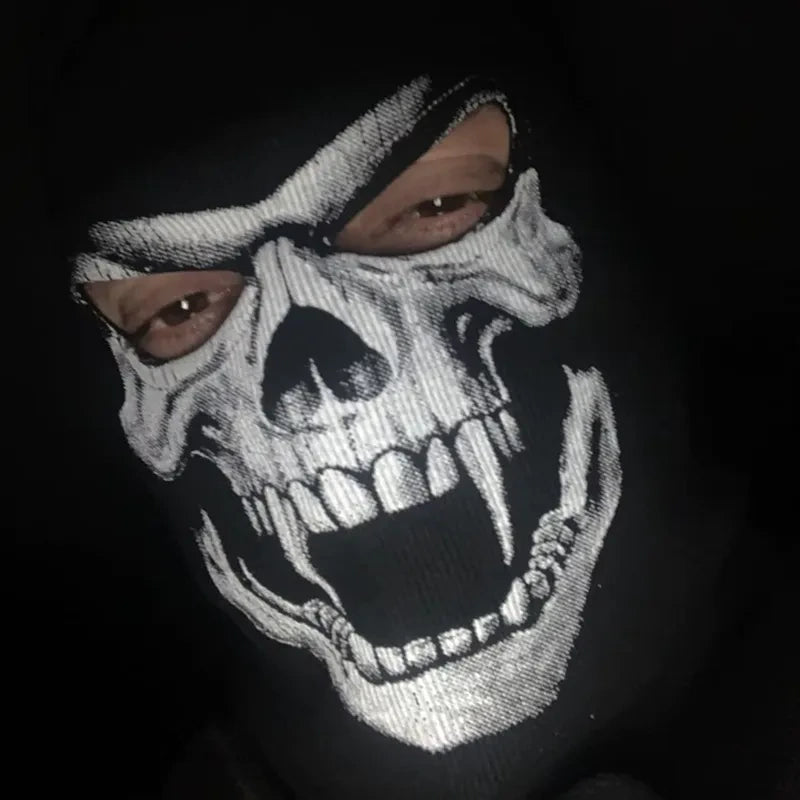 Cagoule ski tĂȘte de mort zoom sur visage crĂąne aux dents apparentes ambiance nuit, protection faciale intĂ©grale, Espace Cagoules