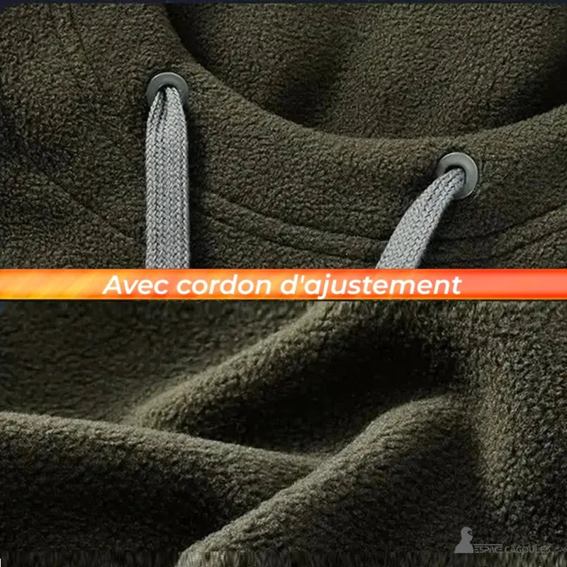 Cagoule snowboard dĂ©tail du cordon dâajustement gris sur tissu polaire rĂ©sistant