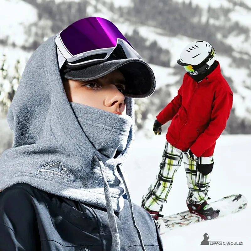 Cagoule snowboard grise portée par snowboarder avec masque et casquette en montagne enneigée