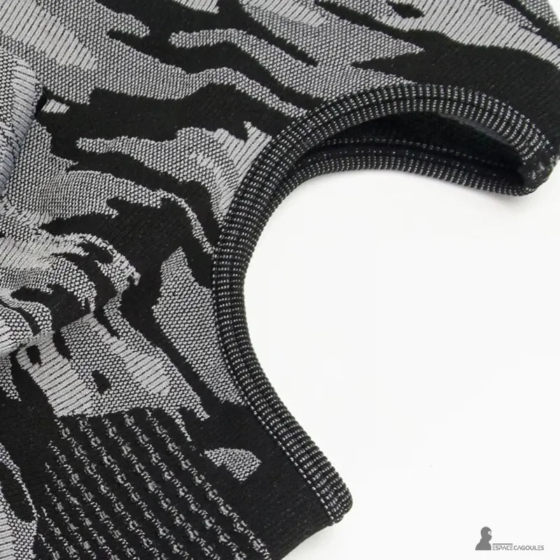 Cagoule sous casque en polyester et spandex avec contour renforcé autour du visage et forme ajustée, vue de détail sur fond clair - Espace Cagoules