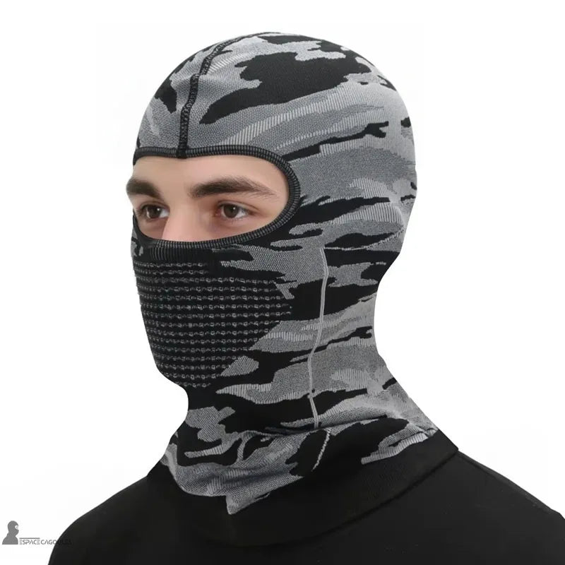 Cagoule sous casque en polyester et spandex de couleur camouflage gris, forme intégrale avec ouverture pour les yeux, vue portée sur fond neutre - Espace Cagoules