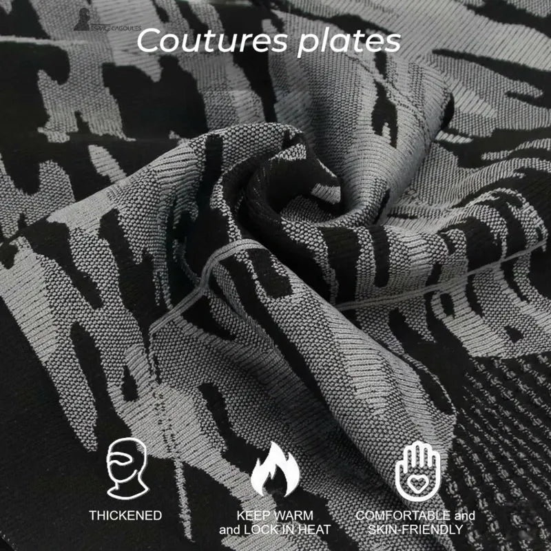 Cagoule sous casque en polyester et spandex montrant la matière extensible et les coutures plates, vue en gros plan sur fond clair - Espace Cagoules