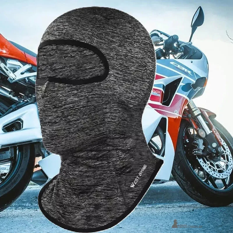 Atmungsaktive dunkelgraue Motorradhaube unter dem Helm vor dem Sportmotorrad, idealer Schutz für den Sommer und die Zwischensaison