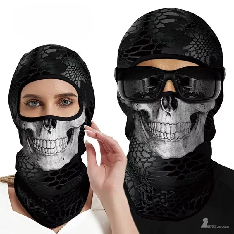 Cagoule squelette à motif crâne gris sur fond kryptek noir, portée par une femme et un homme à lunettes - Espace Cagoules