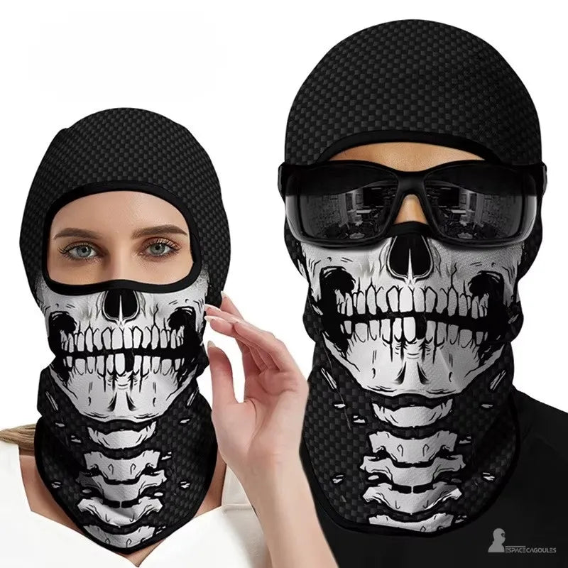 Cagoule squelette à motif crâne et colonne vertébrale sur texture carbone, portée par une femme et un homme - Espace Cagoules