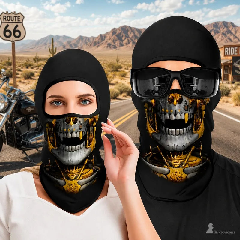 Homme et femme portant la cagoule squelette à motif crâne doré sur une route de désert, ambiance moto Route 66 - Espace Cagoules