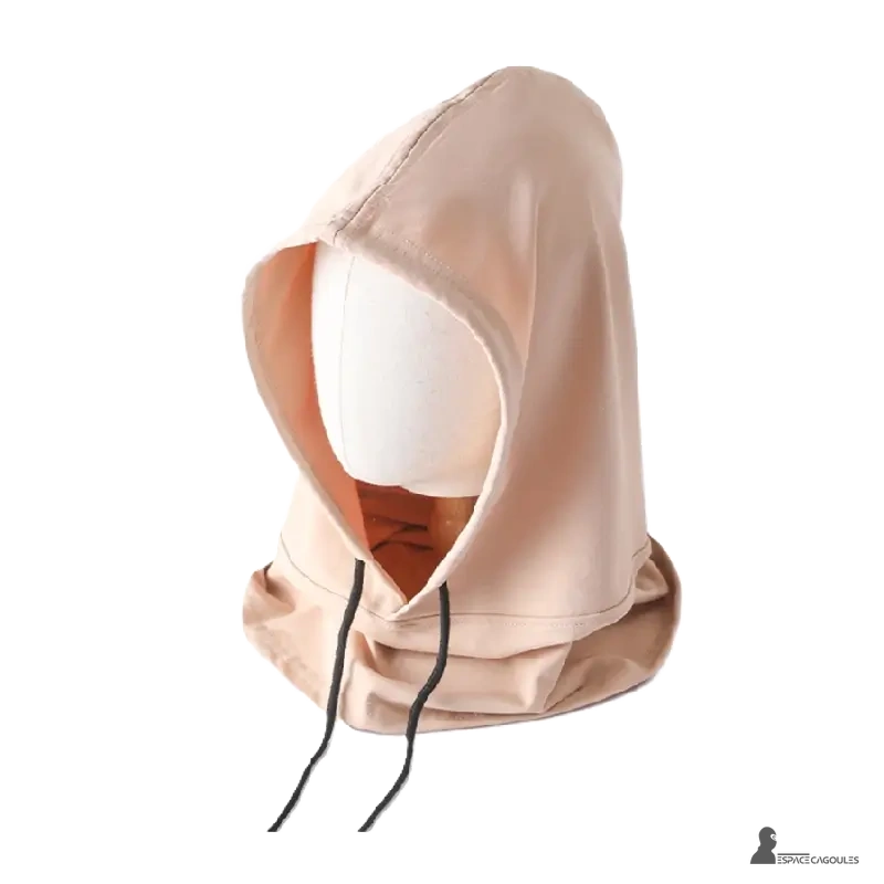 Cagoule streetwear beige clair en coton, simple et élégante, mise en avant sur fond neutre pour souligner un look minimaliste et moderne