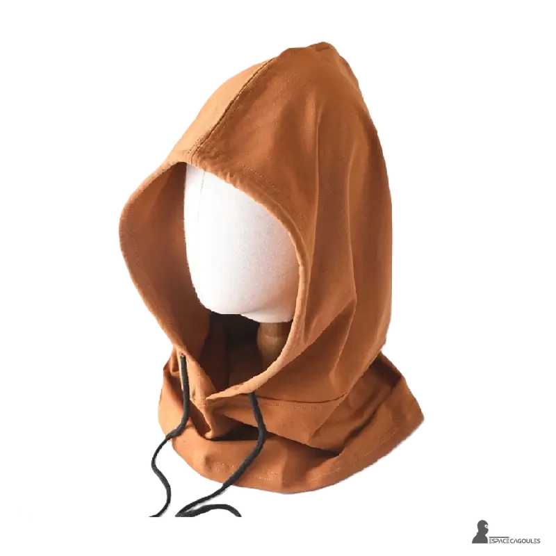 Cagoule streetwear caramel en coton, sobre et élégante, mise en avant sur mannequin blanc pour style urbain classique et polyvalent