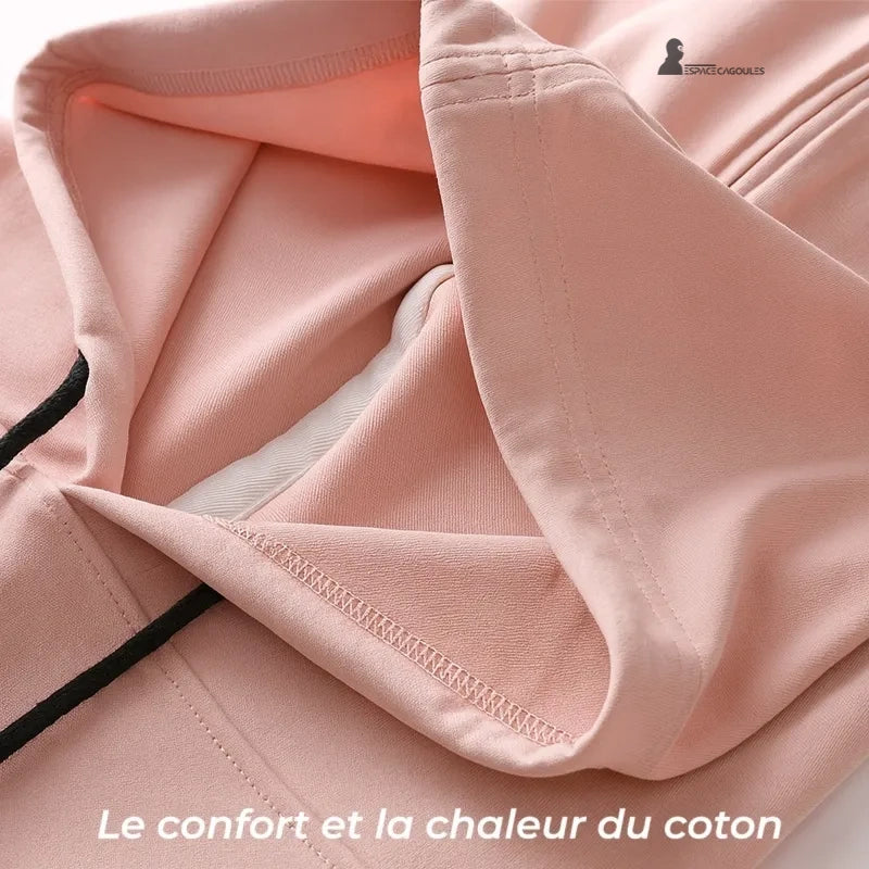 Cagoule streetwear rose clair en coton, zoom sur les coutures et la douceur du tissu, mettant en avant confort et chaleur du coton