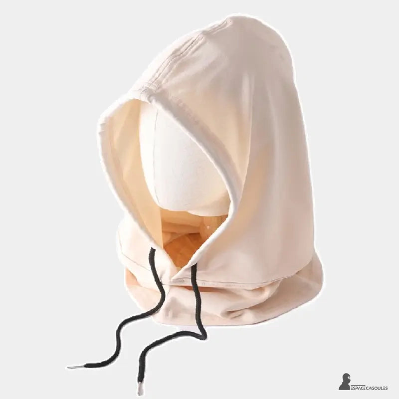 Cagoule streetwear crème en coton, posée sur mannequin neutre, idéale pour un look doux et urbain