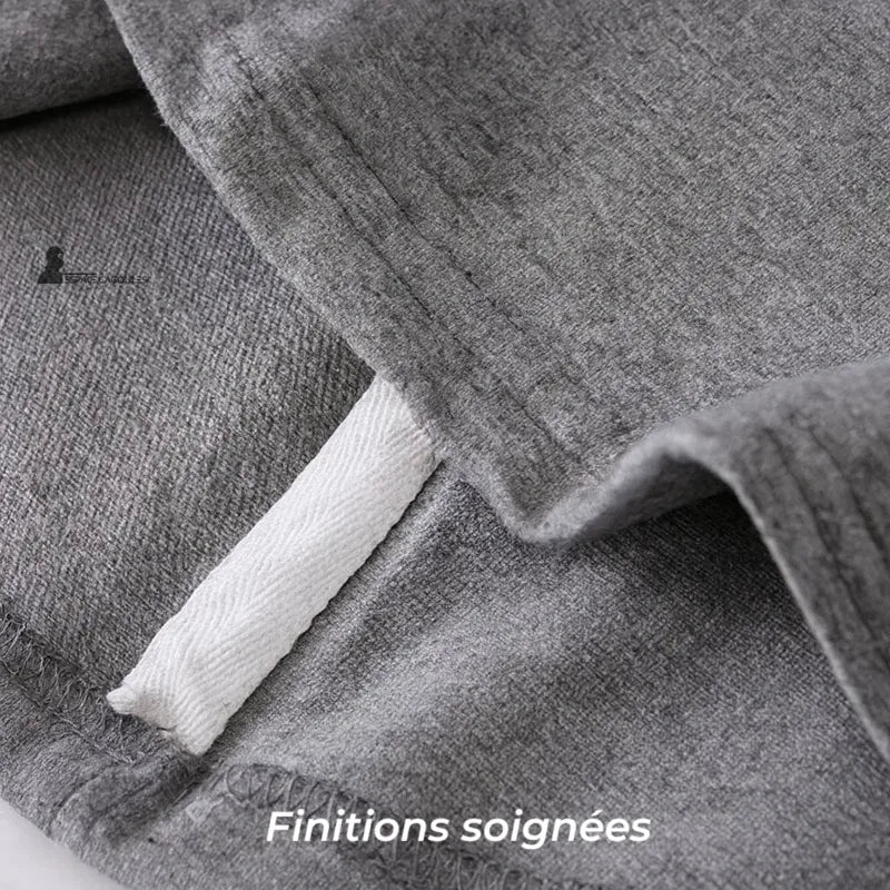 Cagoule streetwear grise en coton, zoom sur finitions soignées des coutures, soulignant qualité et durabilité du produit