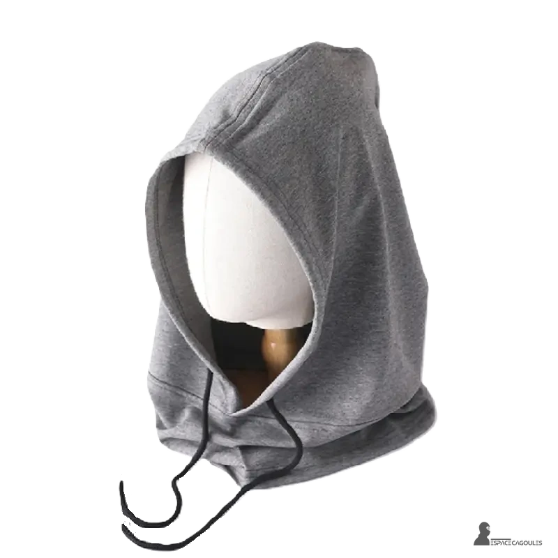 Cagoule streetwear grise en coton, posée sur mannequin blanc, accessoire polyvalent pour mode urbaine et tenue décontractée