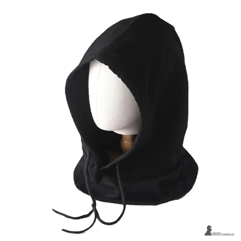 Cagoule streetwear noire en coton, sobre et élégante, mise en avant sur mannequin blanc pour style urbain classique et polyvalent