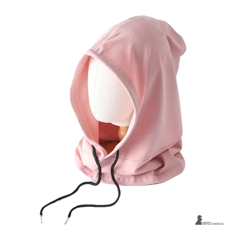 Cagoule streetwear rose pastel en coton, présentée sur mannequin blanc, idéale pour un look urbain doux et moderne