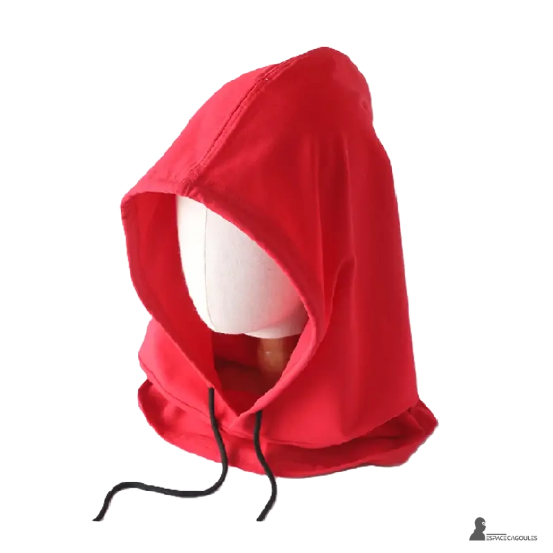 Cagoule streetwear rouge vif en coton, posée sur mannequin blanc, accessoire dynamique et audacieux pour mode urbaine tendance