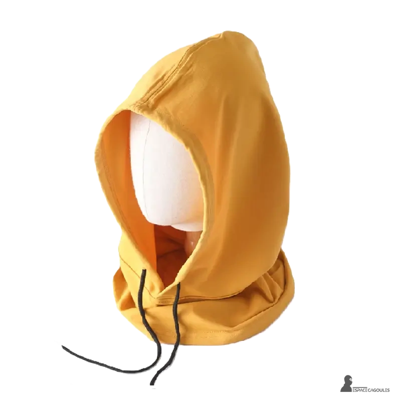 Cagoule streetwear jaune en coton, sobre et élégante, mise en avant sur mannequin blanc pour style urbain classique et polyvalent
