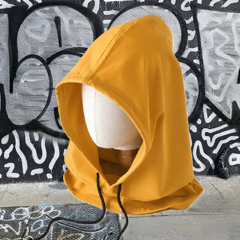 Gul must-have streetwear huva på mannekäng framför en vägg täckt av urbana graffitier - Espace Cagoules