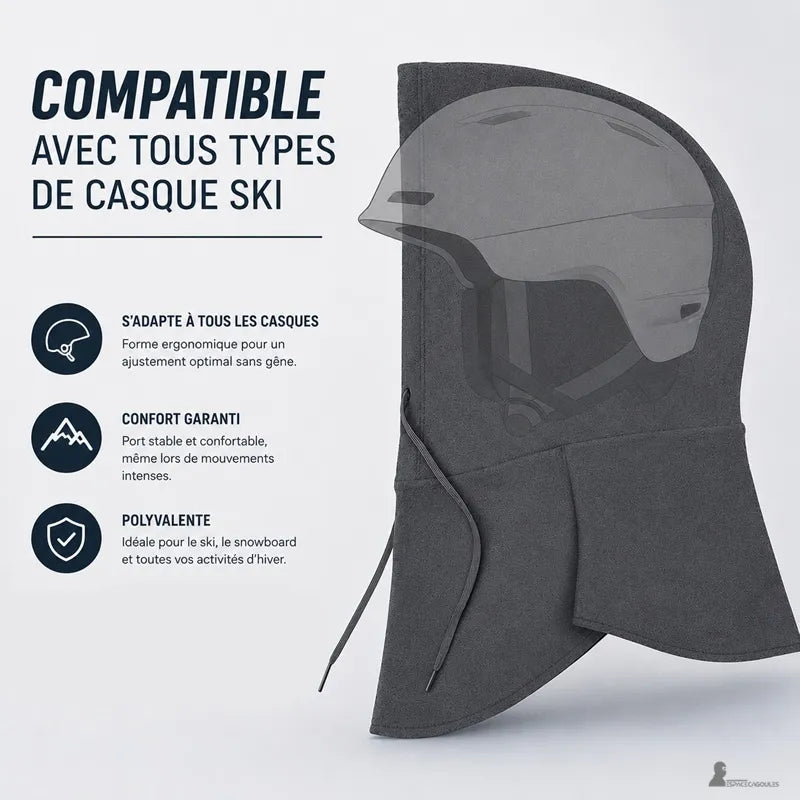 Cagoule sur casque de ski grise illustrant sa compatibilité avec tous types de casques de ski, forme ergonomique et port stable - Espace Cagoules
