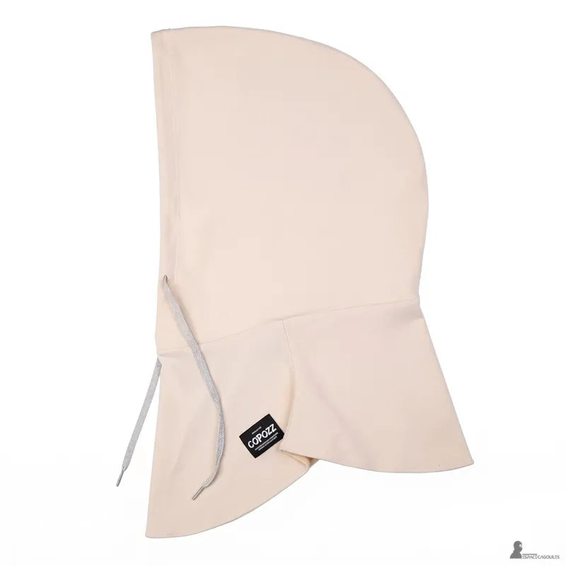 Cagoule sur casque de ski crème en polaire vue de profil avec cordon d'ajustement et empiècement allongé sur la nuque - Espace Cagoules