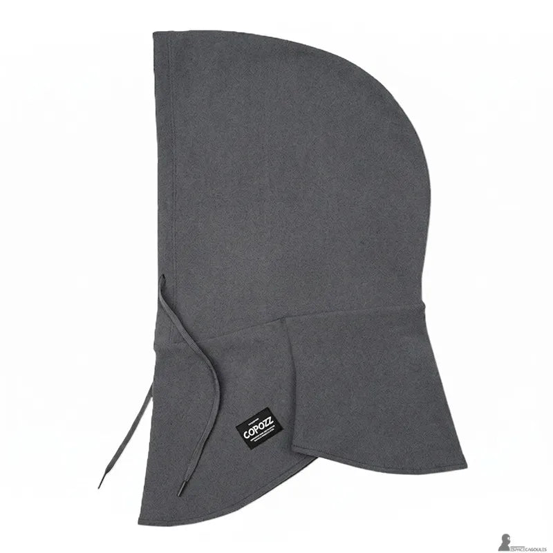 Cagoule sur casque de ski grise en polaire vue de profil avec cordon de serrage et base couvrant la nuque - Espace Cagoules