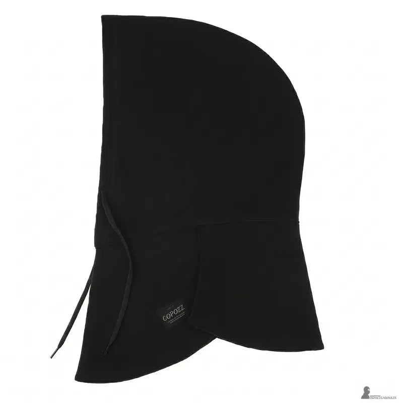 Cagoule sur casque de ski noire en polaire vue de profil avec cordon d'ajustement et empiècement allongé sur la nuque - Espace Cagoules