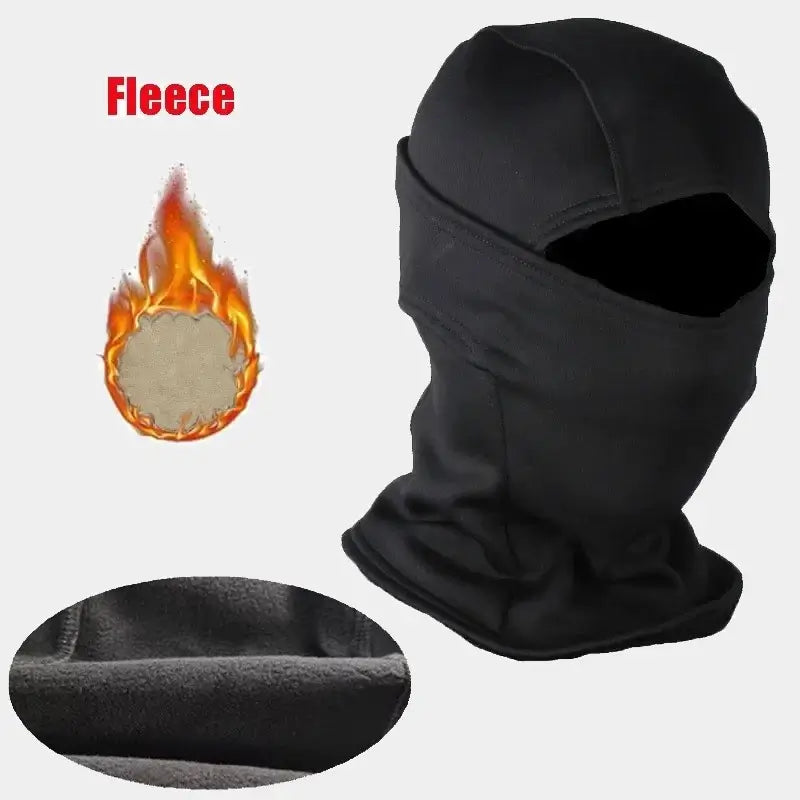 Cagoule tactique noire en polaire illustrée avec un gros plan sur la texture douce et chaude du tissu. Cette cagoule offre une excellente isolation thermique, idéale pour des missions en milieu froid ou venteux. Conception ergonomique pour protéger le visage et le cou tout en offrant un confort respirant adapté aux activités tactiques ou outdoor.