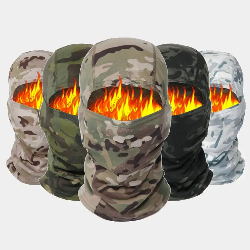 Ensemble de cagoules tactiques camouflage avec des motifs variés, dont vert forêt, beige désert, noir et blanc neige. Les cagoules sont illustrées avec des flammes à l'intérieur, symbolisant leur protection face au froid. Ces cagoules tactiques offrent une protection optimale pour des activités militaires, de survie ou d'airsoft en milieu hostile.
