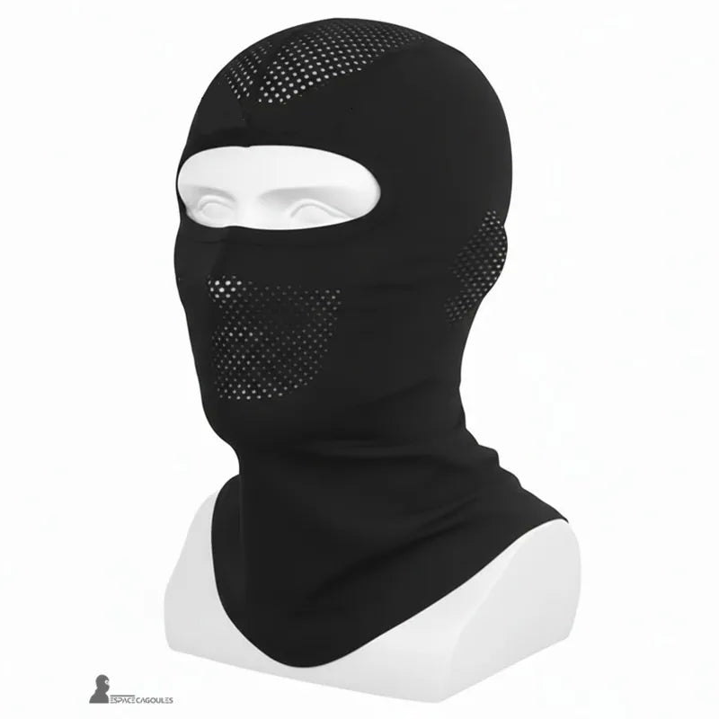 Taktische Sturmhaube aus dehnbarem technischem Stoff in Schwarz, Form mit 1 Loch und atmungsaktiven perforierten Zonen, Profilansicht auf einem Modell - Raum für Sturmhauben