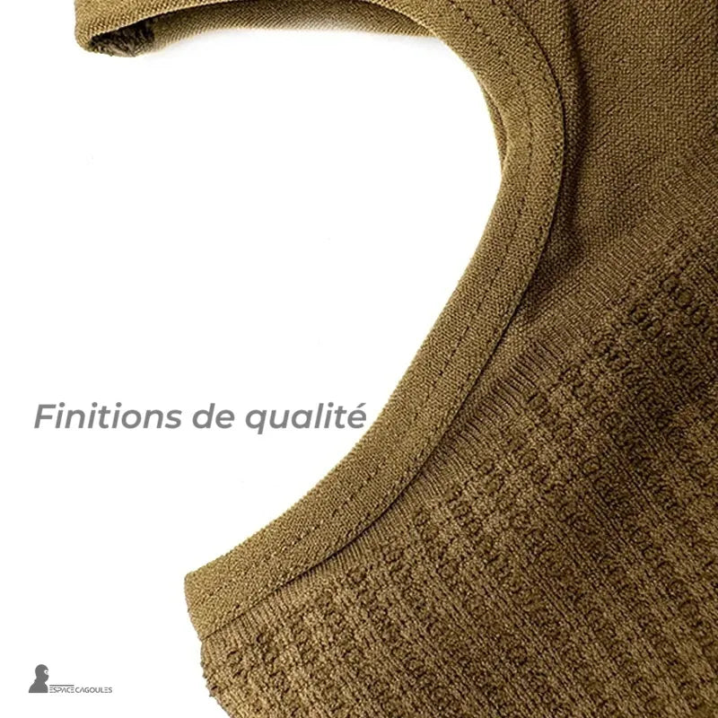 Taktische Kapuze aus dehnbarem khakifarbenem technischem Gewebe, Detail der Verarbeitungen und der Kantennaht im Bereich der Gesichtsöffnung, Makroansicht - Bereich Kapuzen