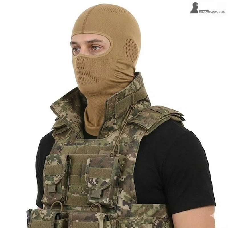 Taktische Maske aus dehnbarem technischem Material in Braun, Form mit einem Loch und perforierter Mundzone, Dreiviertelansicht - Bereich Masken