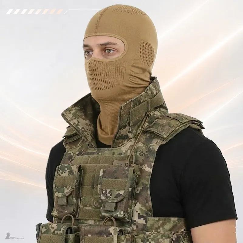 Homme portant la cagoule tactique tan sous un gilet pare-balles camouflage - Espace Cagoules