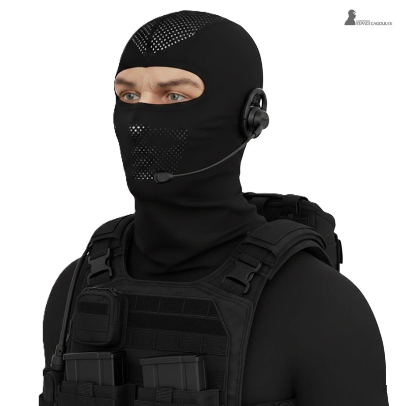 Taktische Sturmhaube aus dehnbarem technischem Material in Schwarz, Form mit einem Loch und perforierter Mundzone, getragen mit Helm und Mikrofonarm, Dreiviertelansicht - Raum für Sturmhauben.