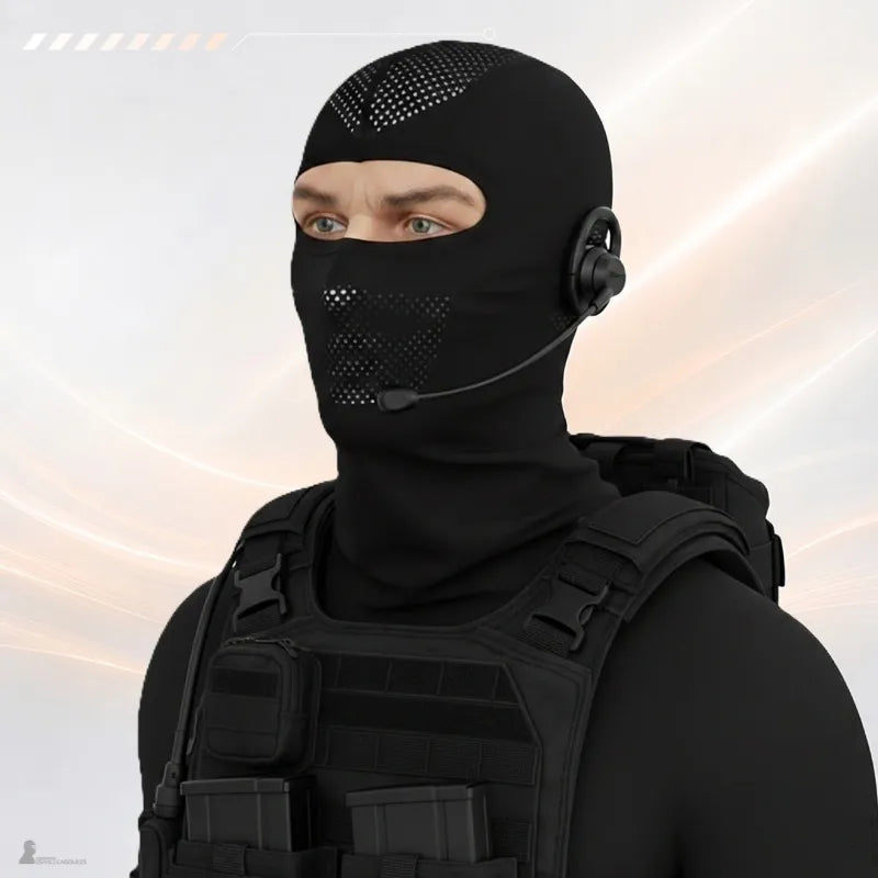 Homme portant la cagoule tactique noire avec oreillette tactique et gilet porte-plaques - Espace Cagoules