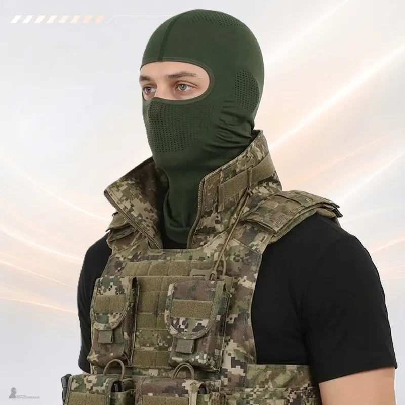 Homme portant la cagoule tactique vert armée sous un gilet tactique camouflage - Espace Cagoules